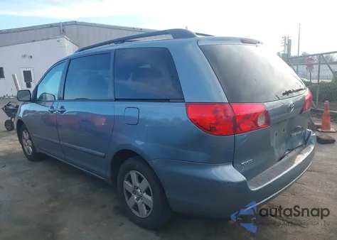 2010 Toyota Sienna Le z USA, uszkodzony, nr VIN 5TDKK4CC3AS338779